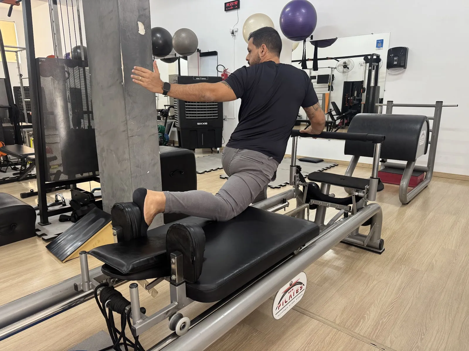 Aluna fazendo exercício no reformer do estúdio de Pilates do Instituto